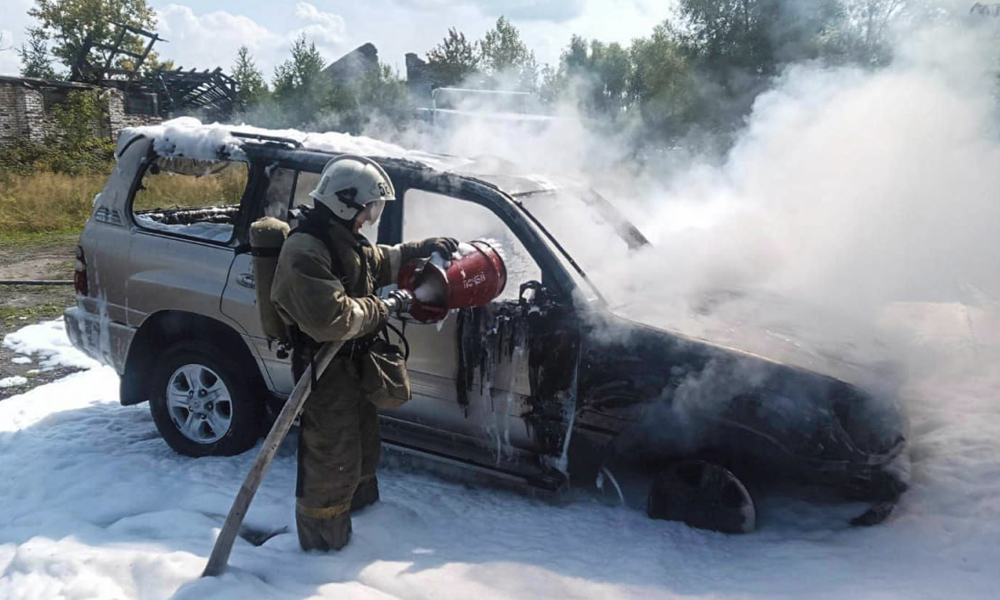 В Таре загорелся припаркованный автомобиль