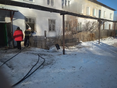 На окраине Омска спасли 4 человек из горевшей двухэтажки