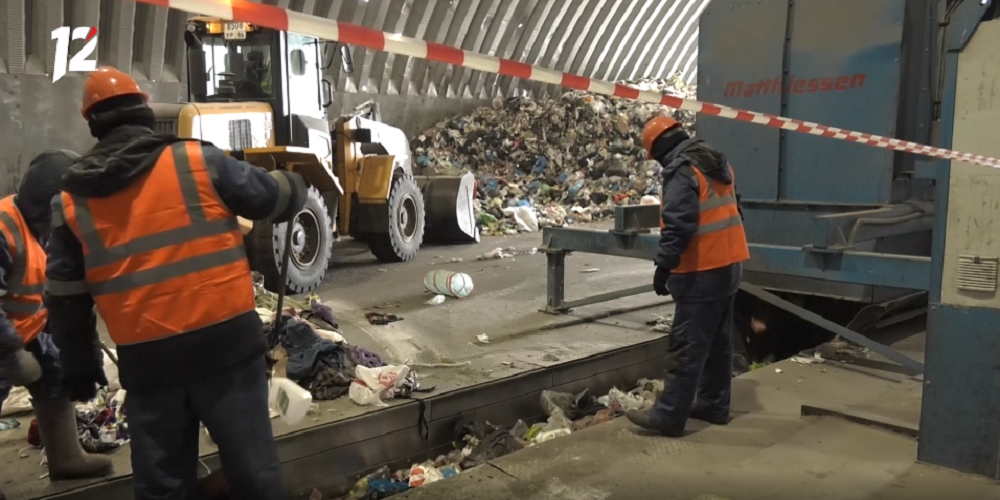 В Омске сортировщики мусора сделали очередную неожиданную находку