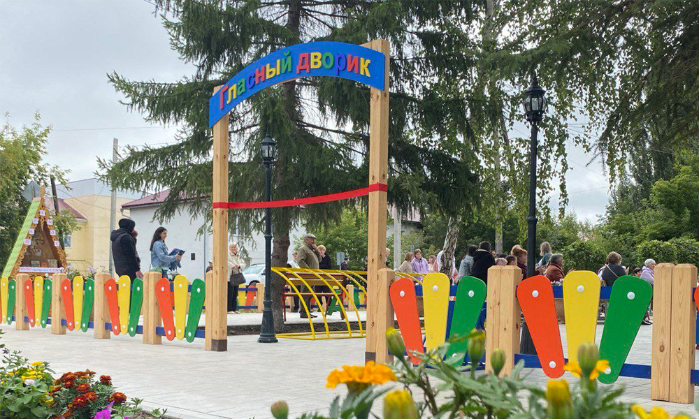 В Кормиловском районе открыт «Гласный дворик» – новое пространство для посетителей детской библиотеки