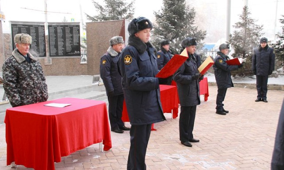 В Омске в День защитника Отечества молодые сотрудники УФСИН приняли присягу 