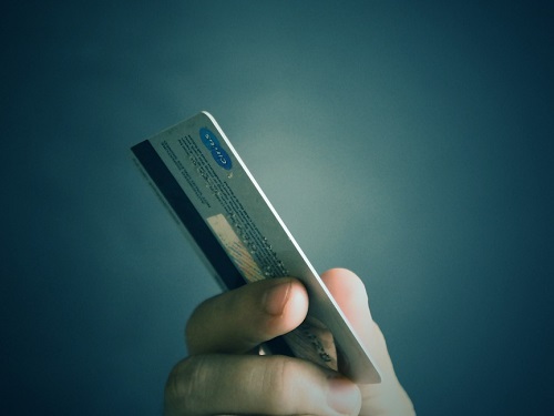 Омичка при продаже коляски лишилась своих накоплений