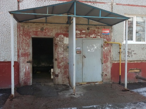 Злоумышленники оставили жителей двух омских многоэтажек без дверей