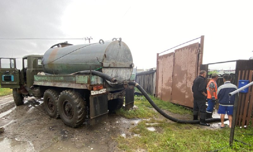 С улиц Омска откачали 1 700 кубометров воды после ливня