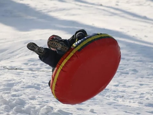 Молодой омич получил тяжёлые травмы, прокатившись с горки
