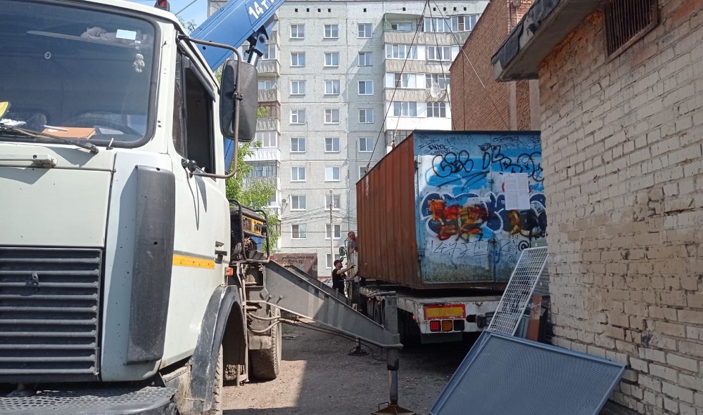 В Советском округе Омска начали демонтировать незаконно установленные гаражи 