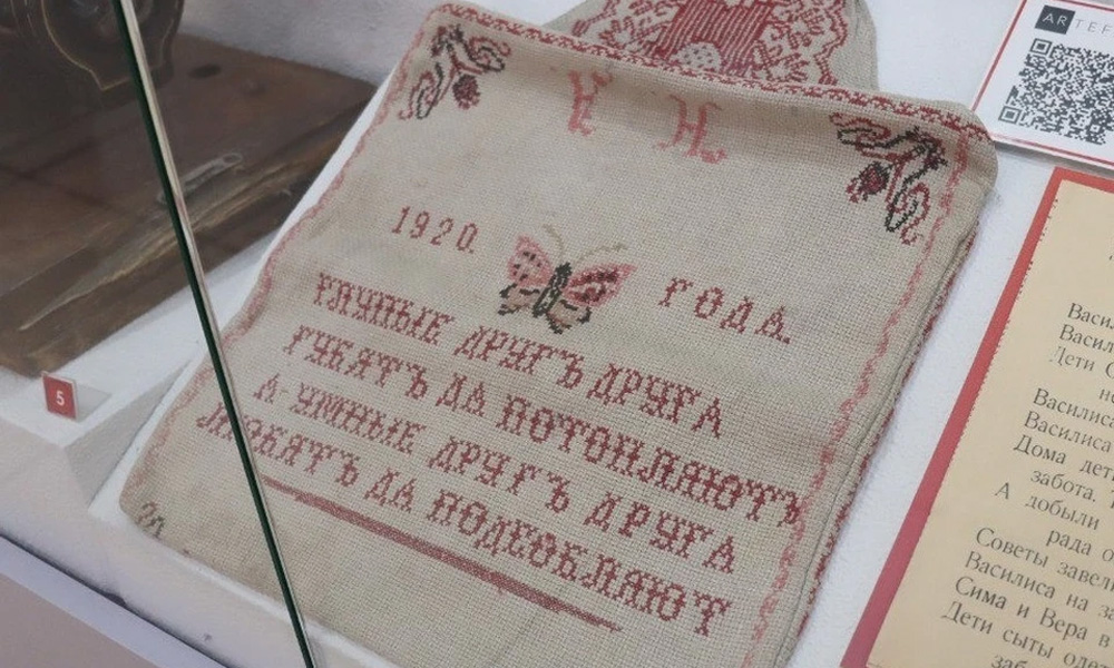 В Омском краеведческом музее показали столетнюю ученическую сумку