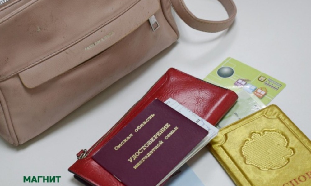 Сортировщики мусора на омском заводе нашли документы многодетной матери