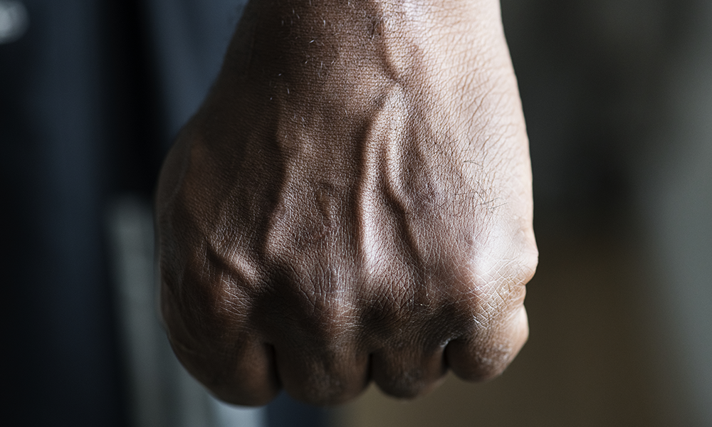 В Омске мужчина в ходе ссоры избил своего родственника