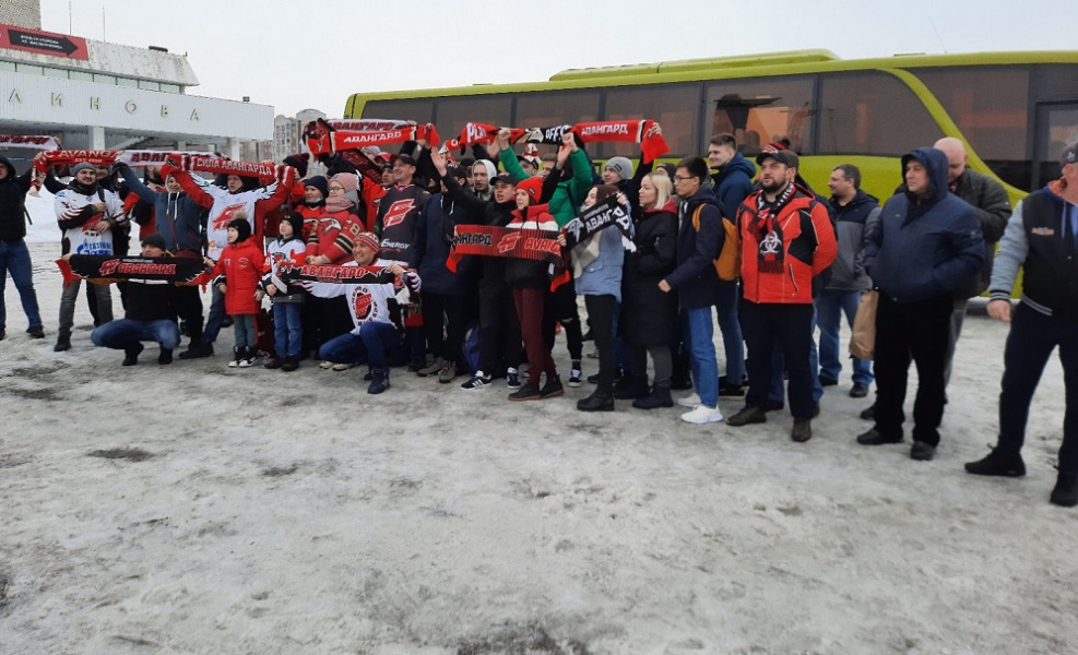 Поддержать команду: болельщики омского «Авангарда» отправились в Магнитогорск