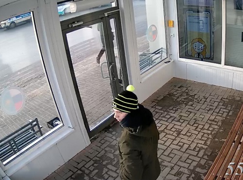 В Омске объявлен розыск парня, укравшего телефон с тёплой остановки