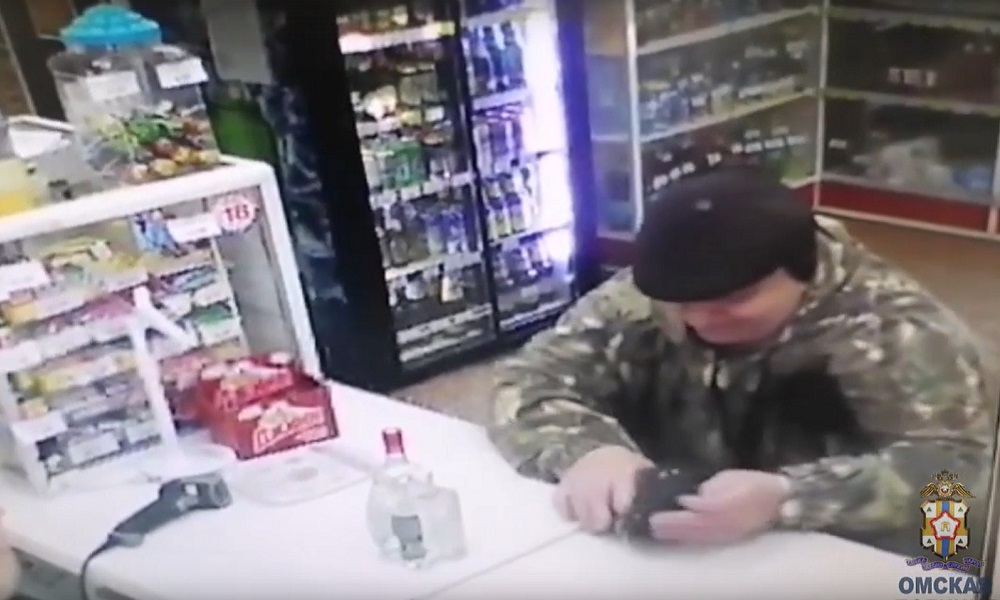 Омские полицейские разыскивают мужчину, который воспользовался чужой банковской картой