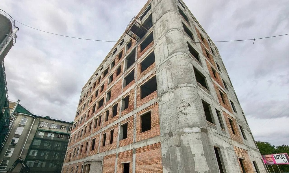 Виталий Хоценко подчеркнул, что строительство операционно-реанимационного корпуса КМХЦ идёт по плану