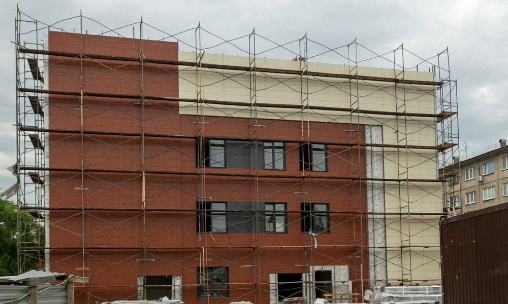 Виталий Хоценко рассказал, как проходит строительство поликлиники в посёлке Восточном