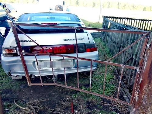 В Омской области пьяный водитель въехал в забор учебного заведения