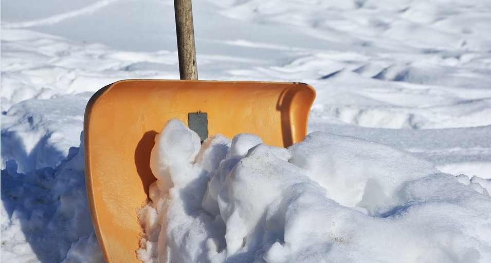 Одиноким омским пенсионерам «Снежный десант» помогает  очистить придомовую территорию