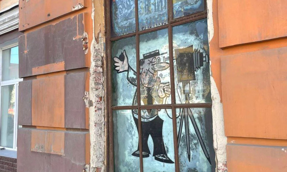 В Омске во время реконструкции фасада дома на улице Герцена строители нашли интересный артефакт