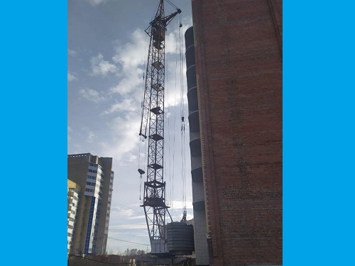 В Омске приостановили работу опасного башенного крана