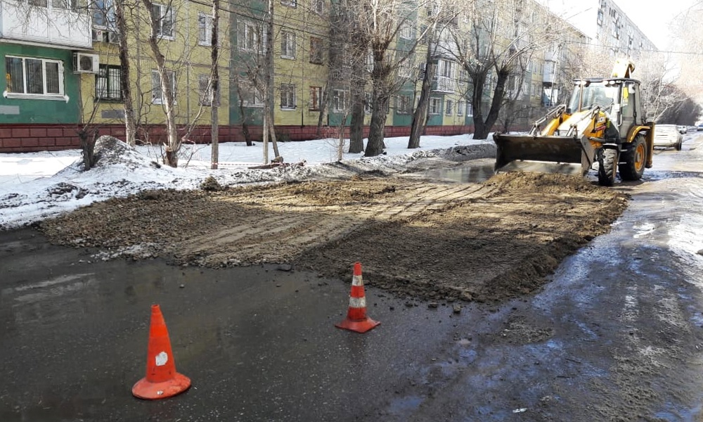 В Омске отремонтировали дорогу на улице Добровольского, где ранее образовался провал 