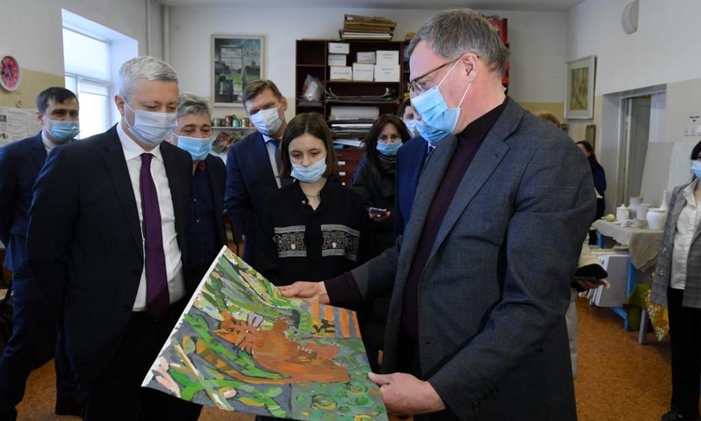 Александр Бурков и Сергей Шелест побывали в омской ДХШ № 3, в которой прошёл капитальный ремонт