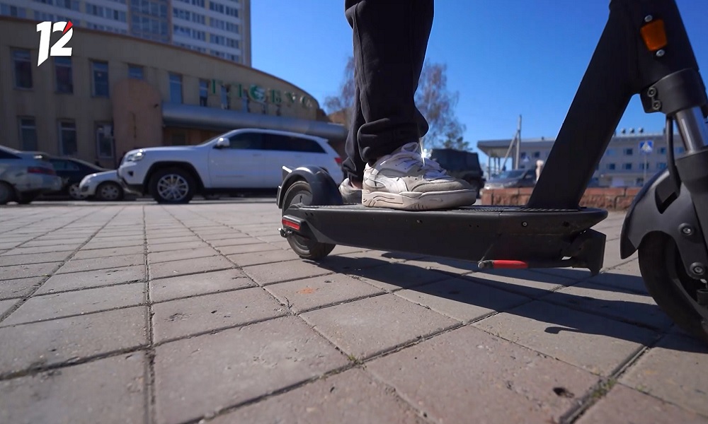 Подросток на электросамокате сбил 79-летнюю пенсионерку