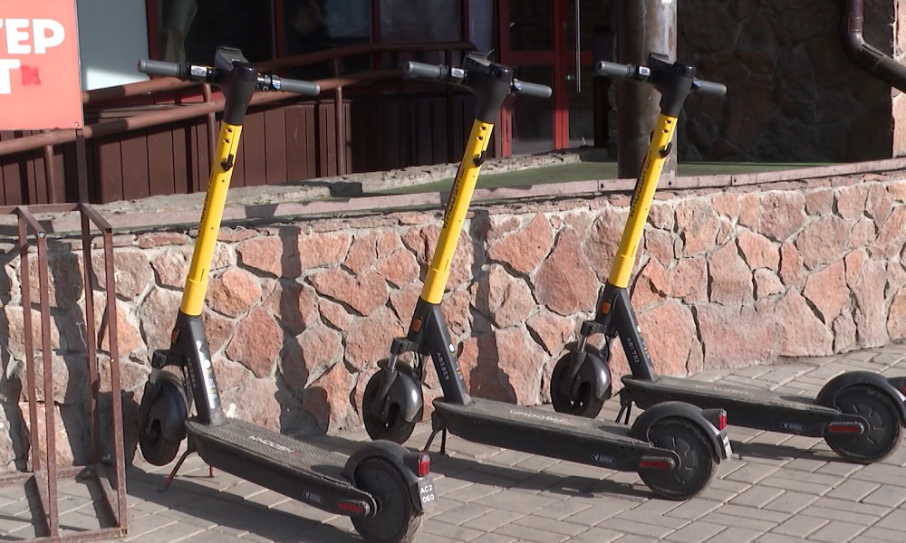 В Омске утвердили правила эвакуации неправильно припаркованных электросамокатов