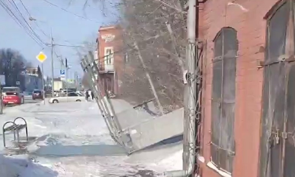 В Омске ветер перевернул остановку
