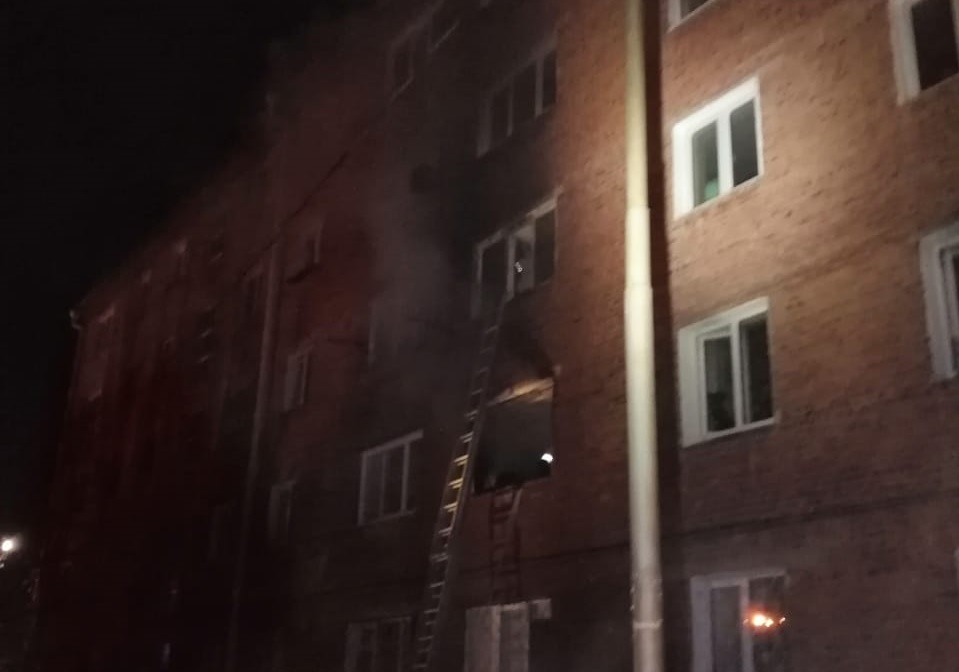 В Омске из загоревшейся пятиэтажки спасли 17 человек