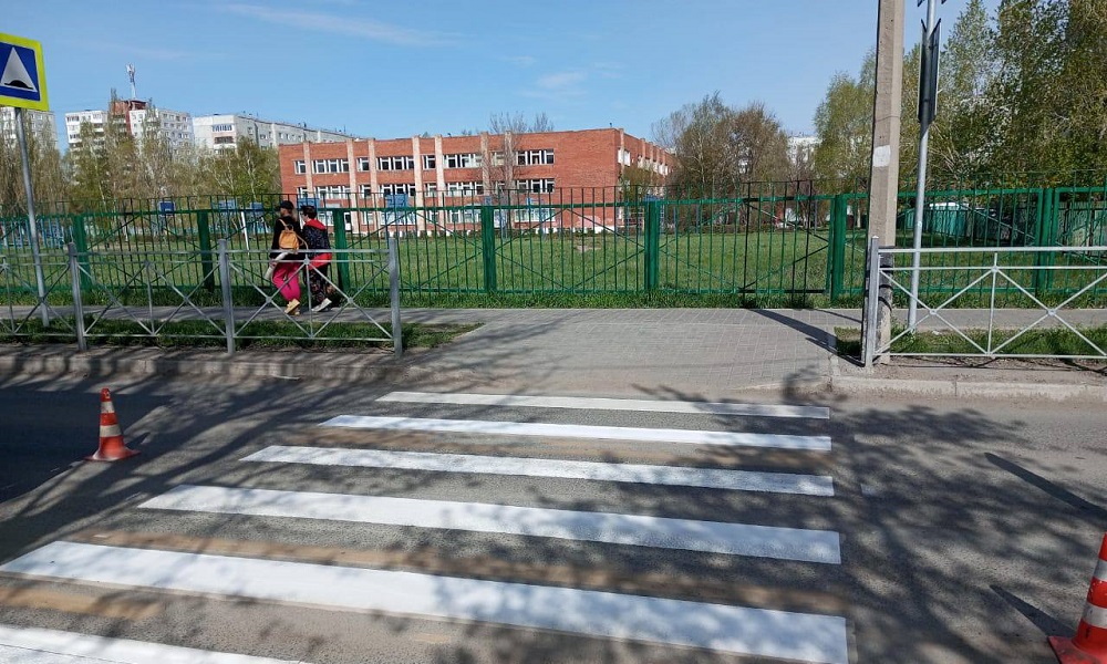 Возле омских школ завершается нанесение разметки на дороги