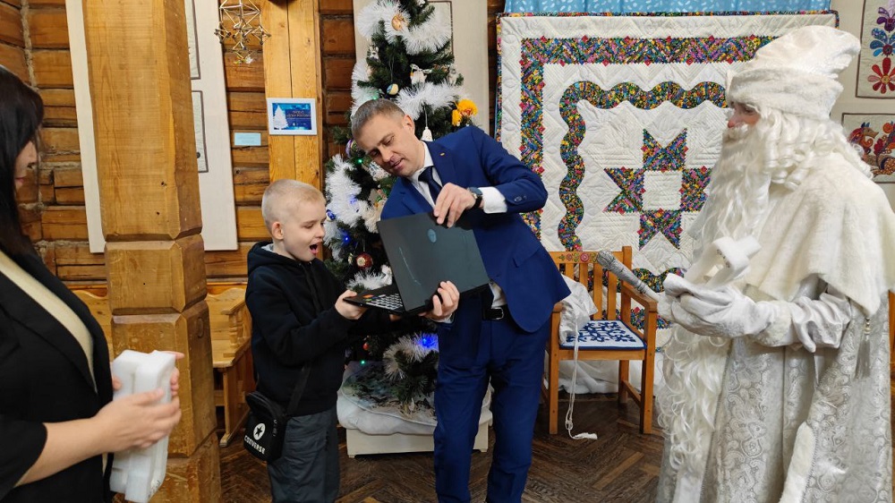 Представители минкультуры Омской области присоединились к акции «Ёлка желаний» 