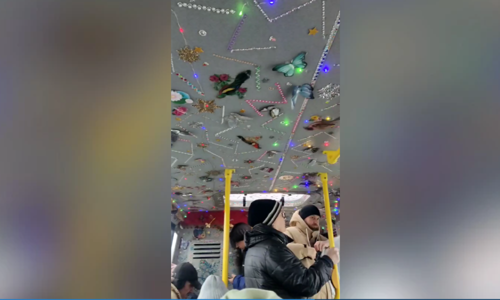 Атмосфера праздника не только дома: в Омске водитель украсил салон маршрутки