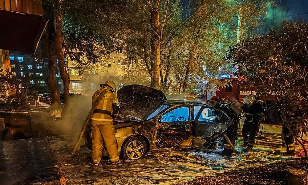 В Омске по неизвестным причинам загораются автомобили