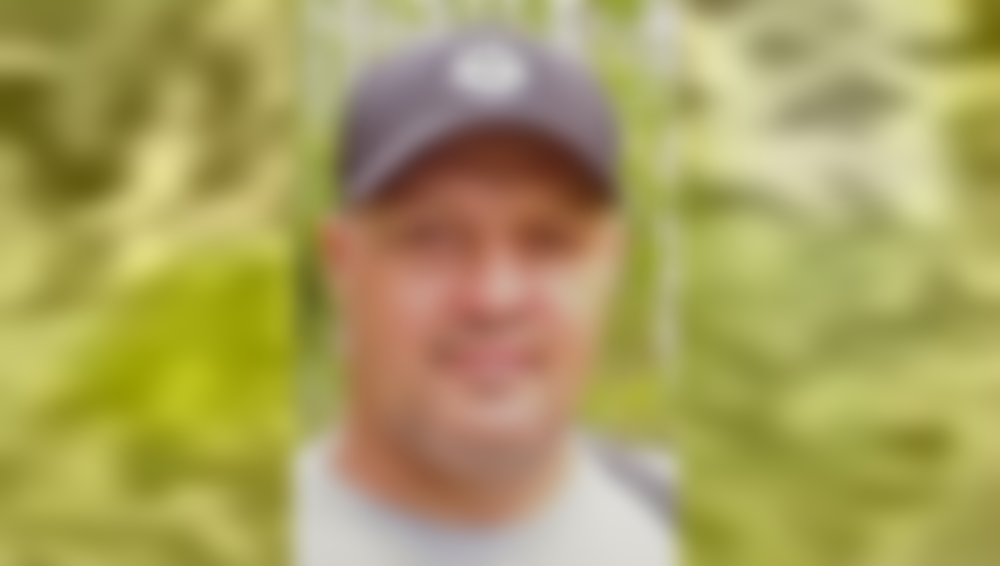 В Омской области нашли погибшим мужчину в чёрной куртке и серой кепке