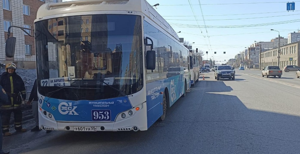 В Омске столкнулись троллейбус и автобус, пострадали пять человек 