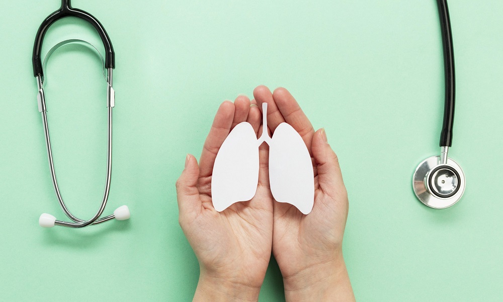 Опасно даже стоять рядом: омские медики рассказали о вреде всех видов курения