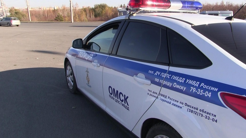 В смертельном ДТП под Омском легковушка опрокинулась в кювет