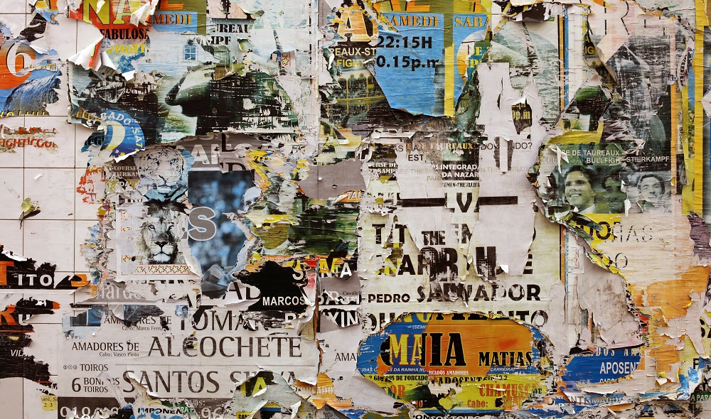 Омичей предупредили о штрафах до 5 тысяч рублей за объявления на столбах и остановках 