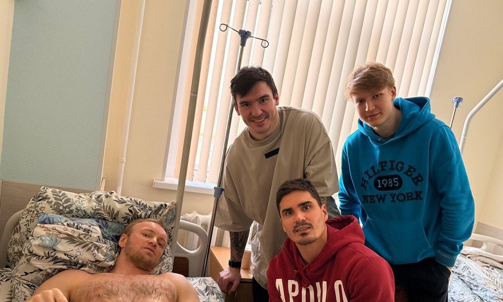 Хоккеисты омского «Авангарда» навестили травмированного игрока «Салавата Юлаева» в больнице 