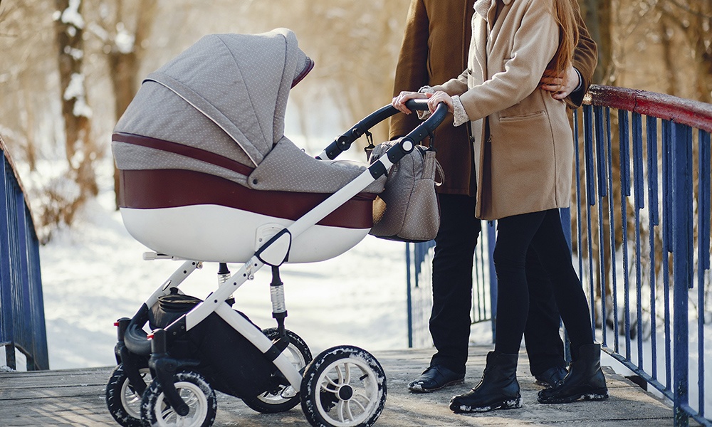 В Омске маму с коляской не пустили в детскую больницу