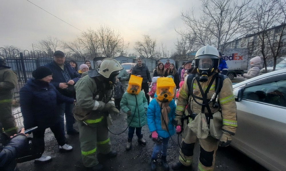 В Омске огнеборцы спасли трёх детей от угарного газа из-за горящего мусора [ФОТО]