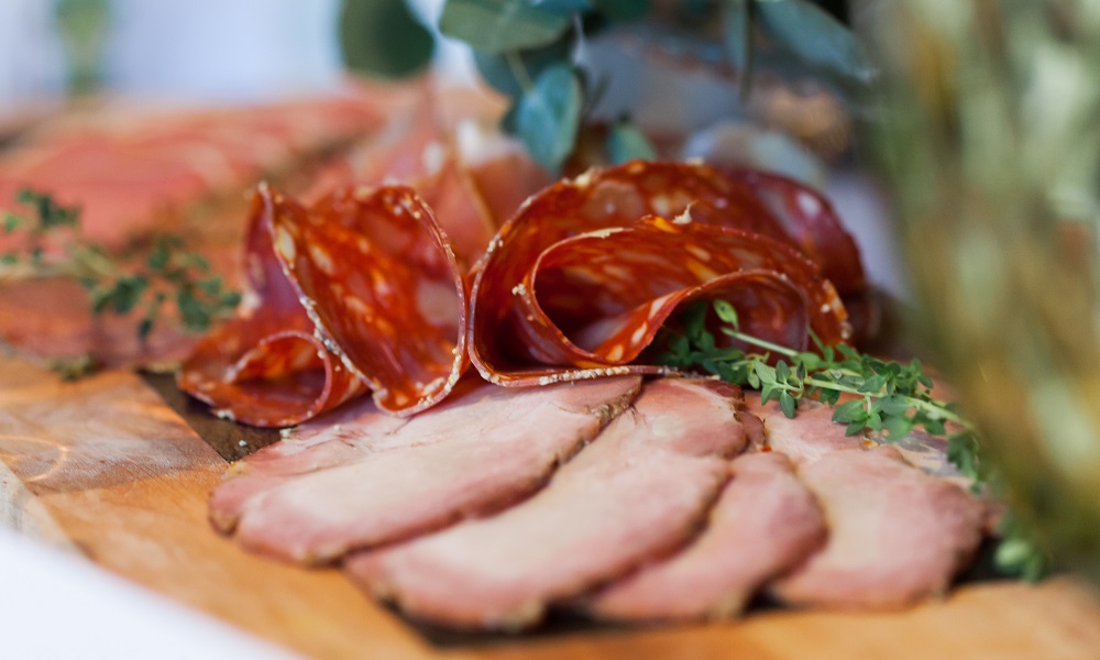 В Омской области подорожали колбаса и сыр, но подешевели яйца 