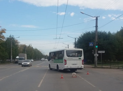 В Омске разыскивают очевидцев ДТП с автобусом № 73