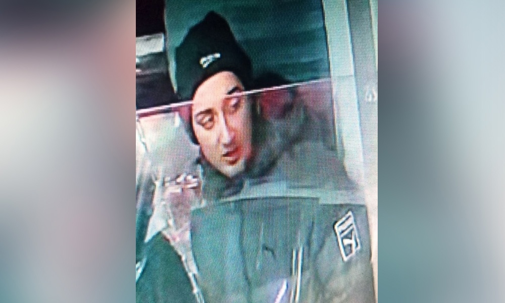 Омские полицейские разыскивают мужчину, который сломал нос прохожему 