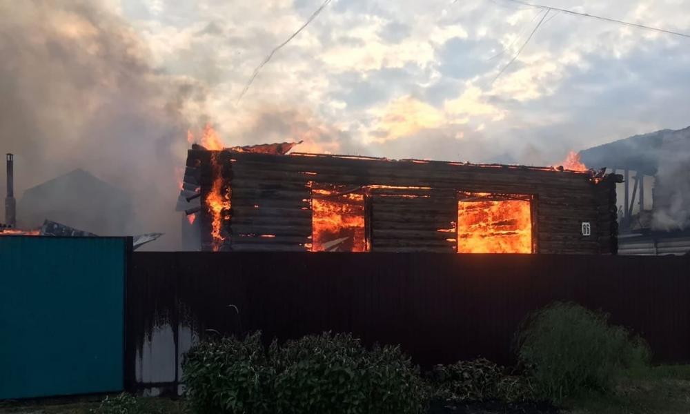 В Центральном округе Омска загорелись три частных дома 
