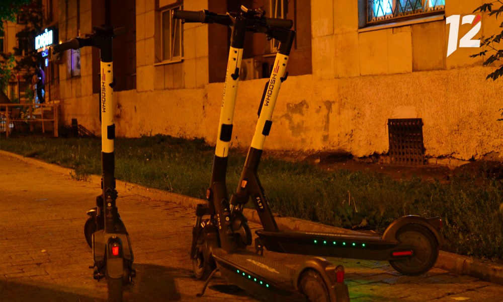 В Омске примут меры по борьбе с хаотичной парковкой прокатных самокатов