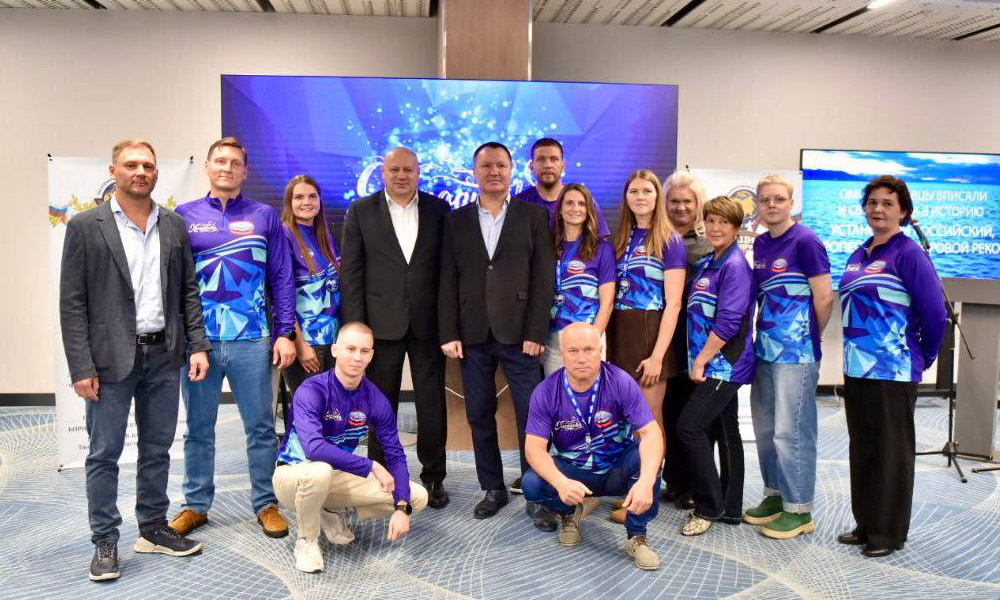 Сергей Шелест наградил омских спортсменов за мировой рекорд по покорению озера Байкал