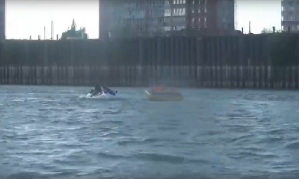 Омские транспортные полицейские задержали мужчину, который незаконно катал людей на водном тюбинге