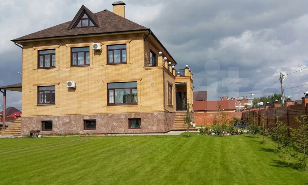 В Омске за 45 млн рублей продают коттедж