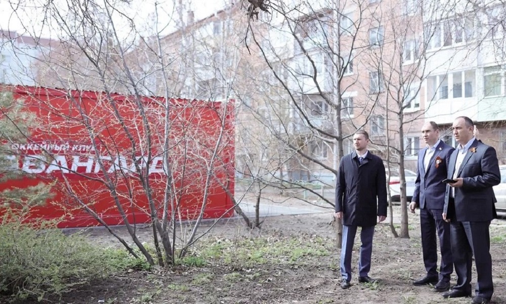 Жильцы дома на Декабристов, 71 обсудили благоустройство двора с Дмитрием Перминовым и Максимом Концедаловым