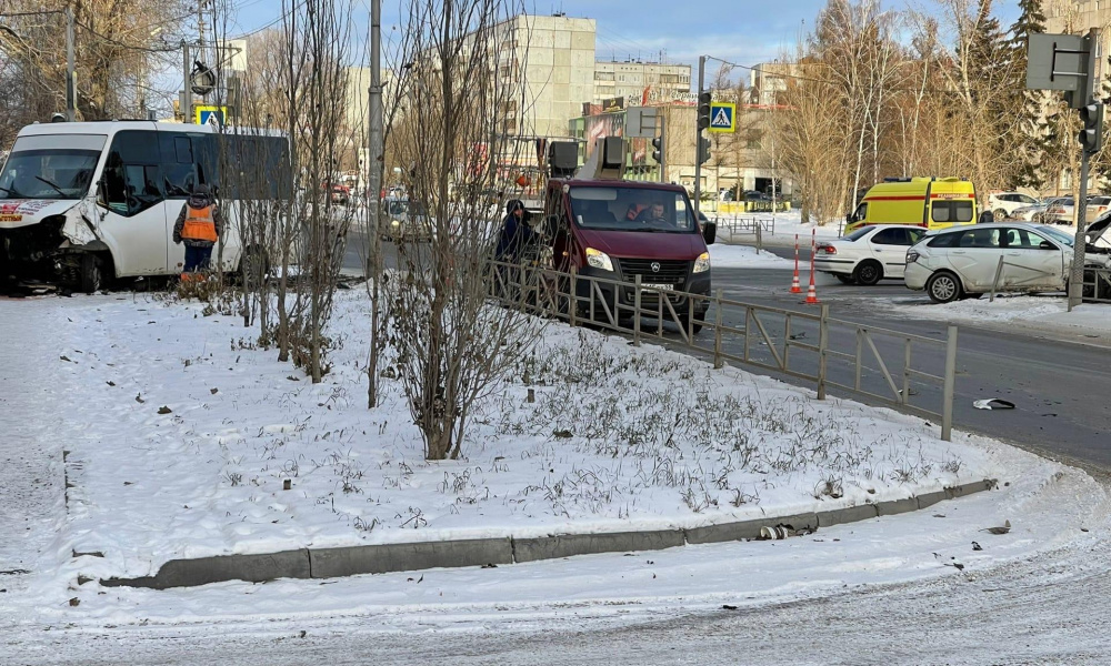 В районе бара «Дрова» маршрутка пробила ограждение